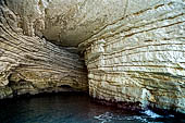 La Grotta Sfondata; il suo cielo  ormai aperto per il crollo della volta.